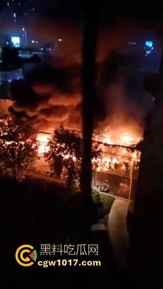 广东韶关碧桂园天玺湾，电动车充电自燃着大火，又是电动车着火，不管是在路上还是停车场真得离电车远点！-7