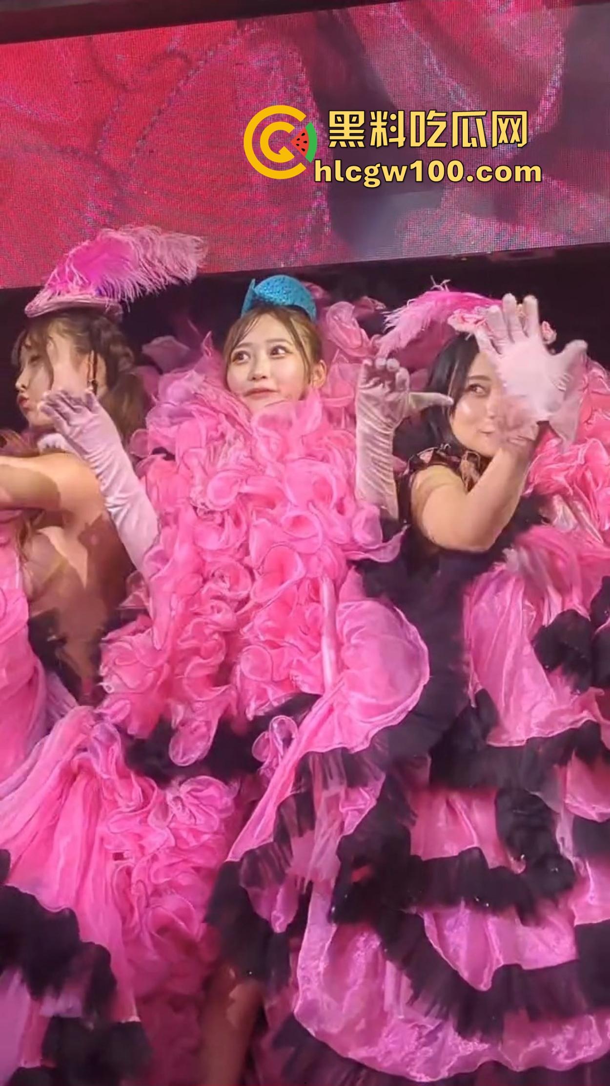 日本演唱会卷的不行，女团妹子丁字裤全裸大尺度登场，连胸贴都不戴，宅男看完直接缴械修行破防了！-5