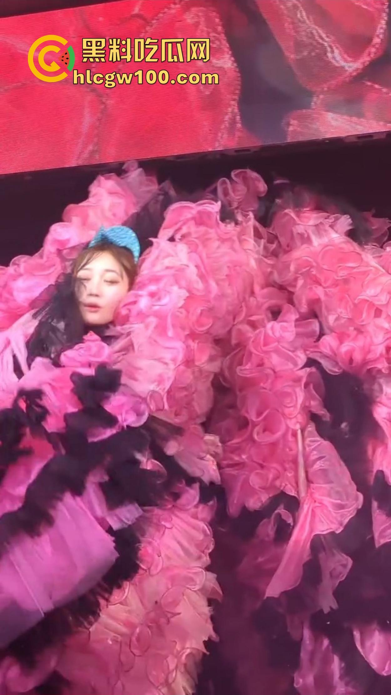 日本演唱会卷的不行，女团妹子丁字裤全裸大尺度登场，连胸贴都不戴，宅男看完直接缴械修行破防了！-6