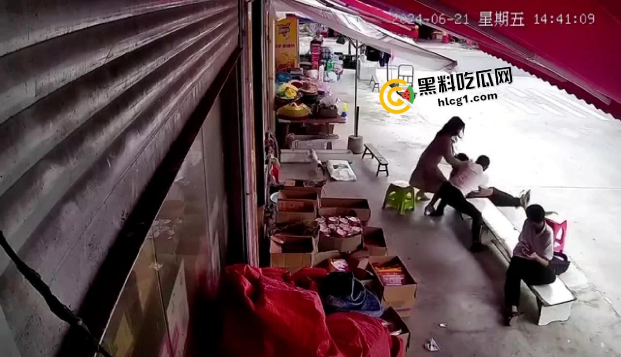 最猛刀仔！ 连砍两人 刀被卡进骨头里都要拧出来 现场无码监控流出 太吓人了-1