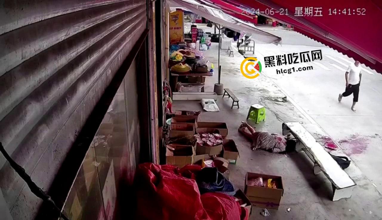 最猛刀仔！ 连砍两人 刀被卡进骨头里都要拧出来 现场无码监控流出 太吓人了-3