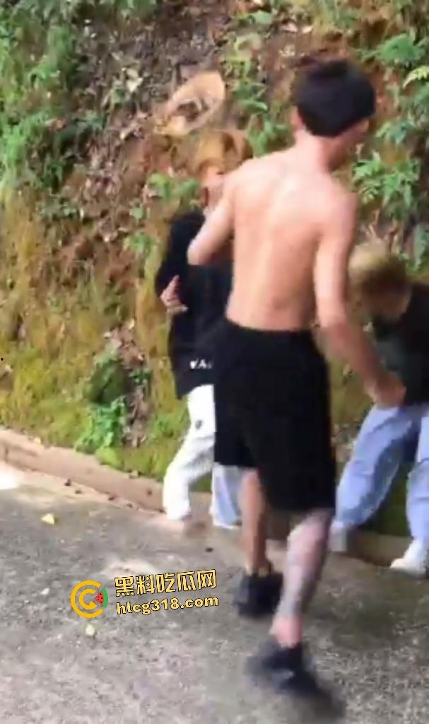 精神小伙霸凌俩小黄毛，拳打脚踢惨不忍睹，十米的大棍子直接爆头，黄毛倒地直接痉挛！-5
