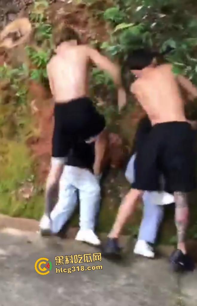 精神小伙霸凌俩小黄毛，拳打脚踢惨不忍睹，十米的大棍子直接爆头，黄毛倒地直接痉挛！-6