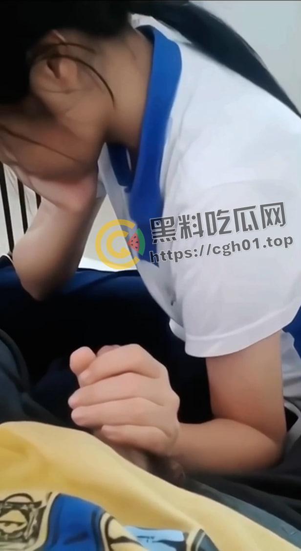 网盘重磅流出！高中萌妹的初体验 校服这不比丝袜还加攻速-6