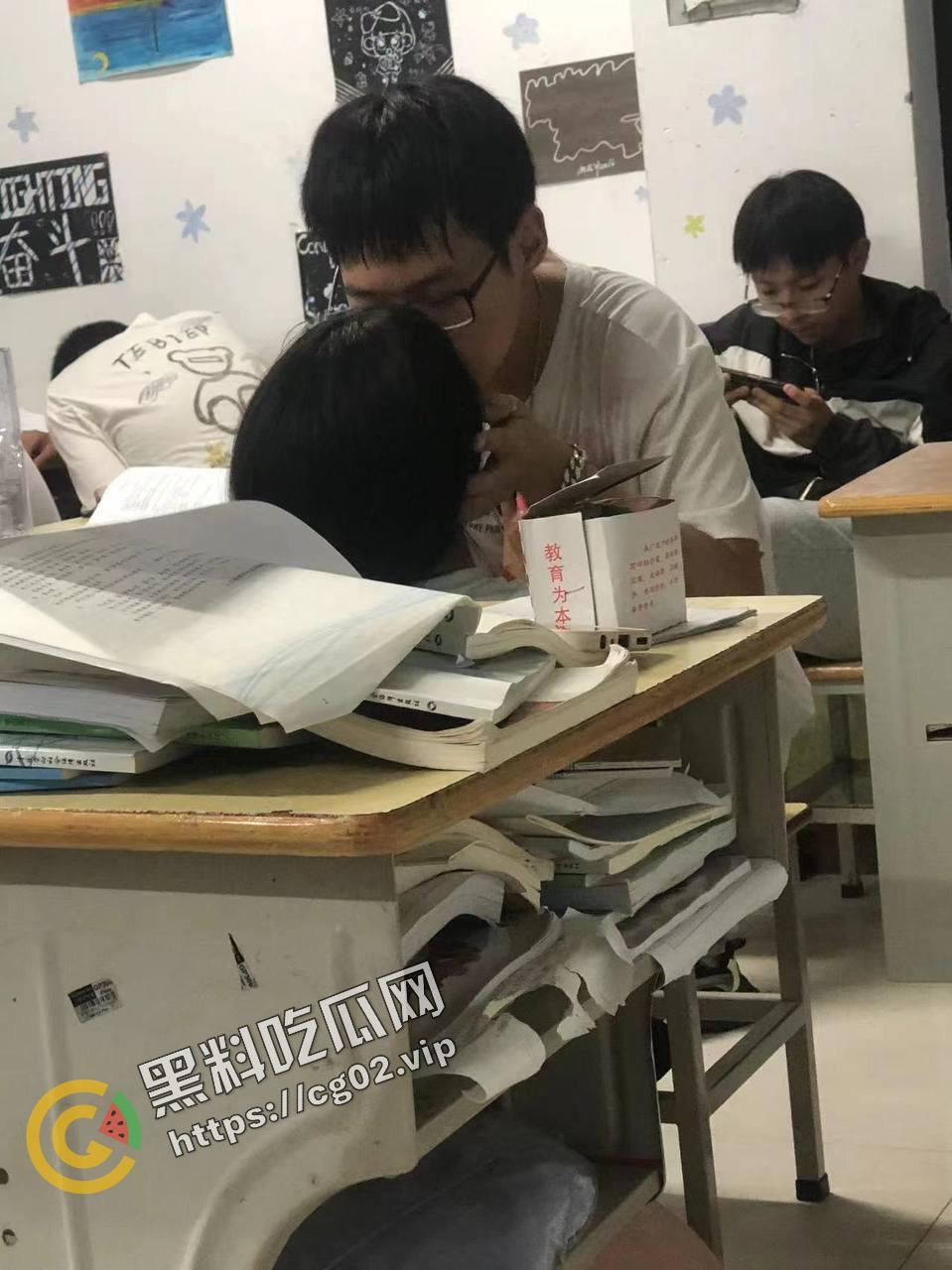 狗男女！教室当着这么多人竟然干起来了？！-6