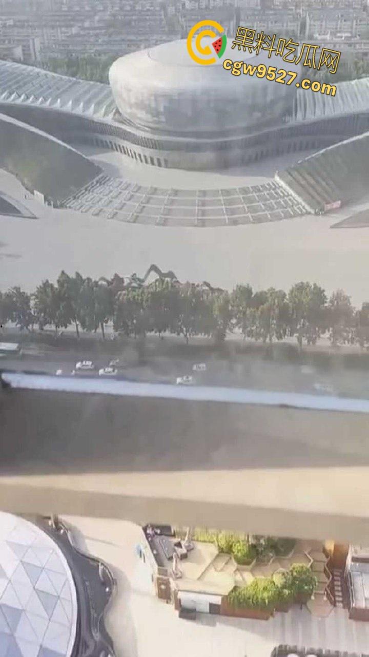 北京工业大学体育馆，一男女上演吃鸡大戏，女主含情脉脉的吞吐着大屌，大白天的两人毫不畏惧羞涩 ！-1