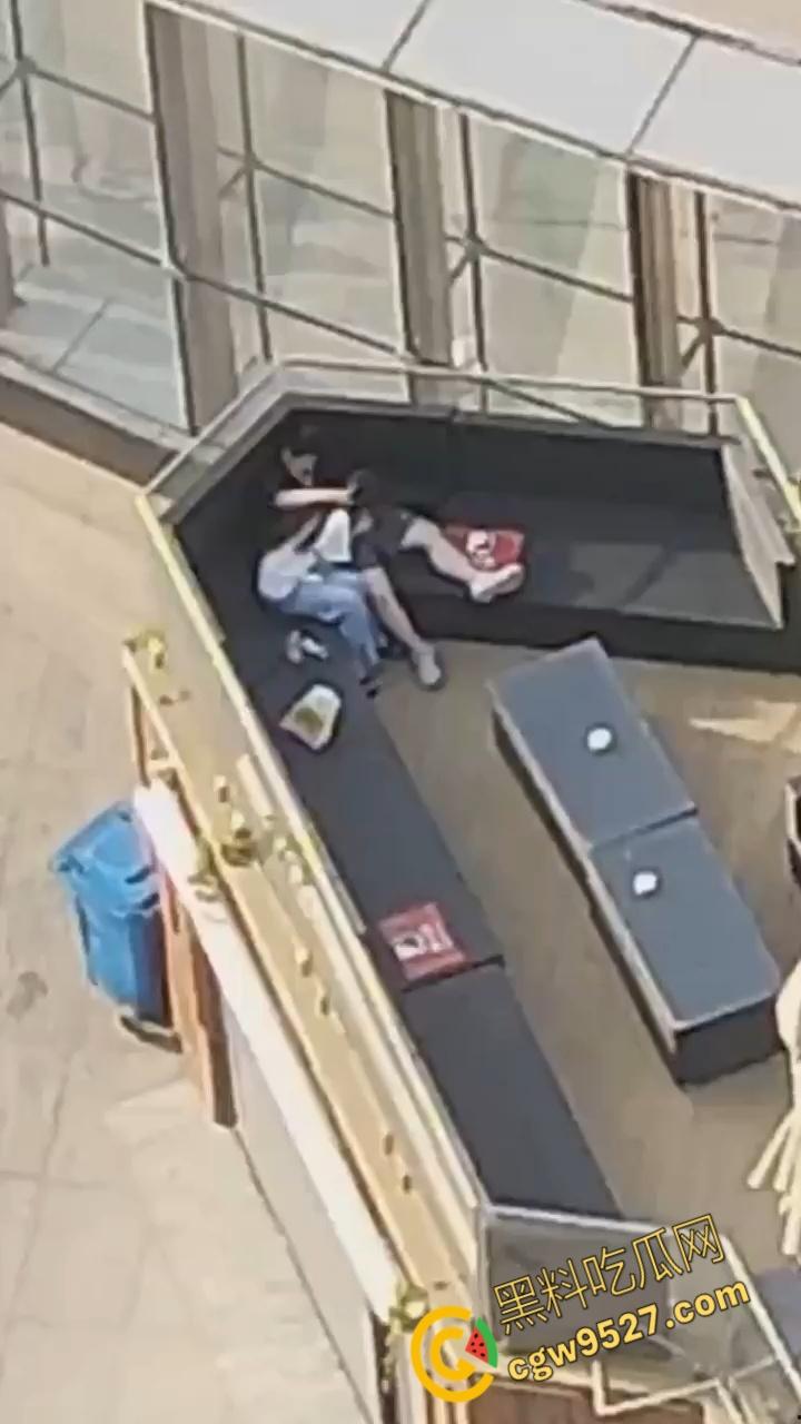 北京工业大学体育馆，一男女上演吃鸡大戏，女主含情脉脉的吞吐着大屌，大白天的两人毫不畏惧羞涩 ！-4