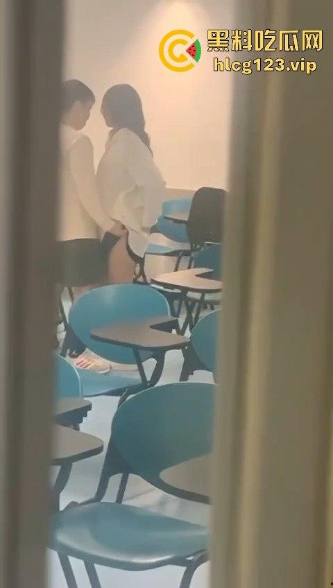 大学教室成情侣战场！小齐逼短裙抓着屁股抠逼狂摇，桌上直接真枪实干开战！-4