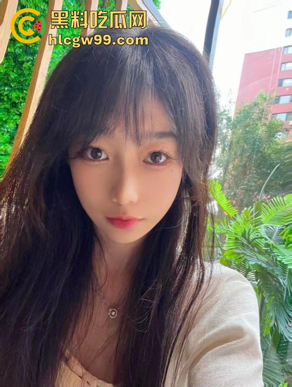 初恋还是初恋，嫩逼还是嫩逼，回家过年相遇，几杯酒下肚直接开房，一摸还是当年那个水汪汪的感觉！-1