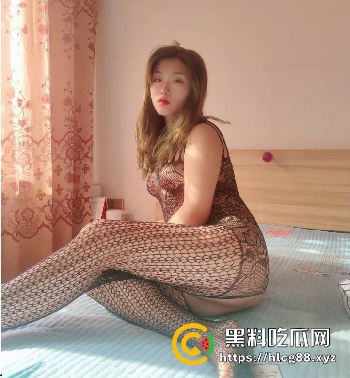 海南文艺气质学生【许琳琳】分手渣男狠泄私愤，渔网连体袜内射片子满网乱窜，浪货情趣花活玩得炉火纯青！-3