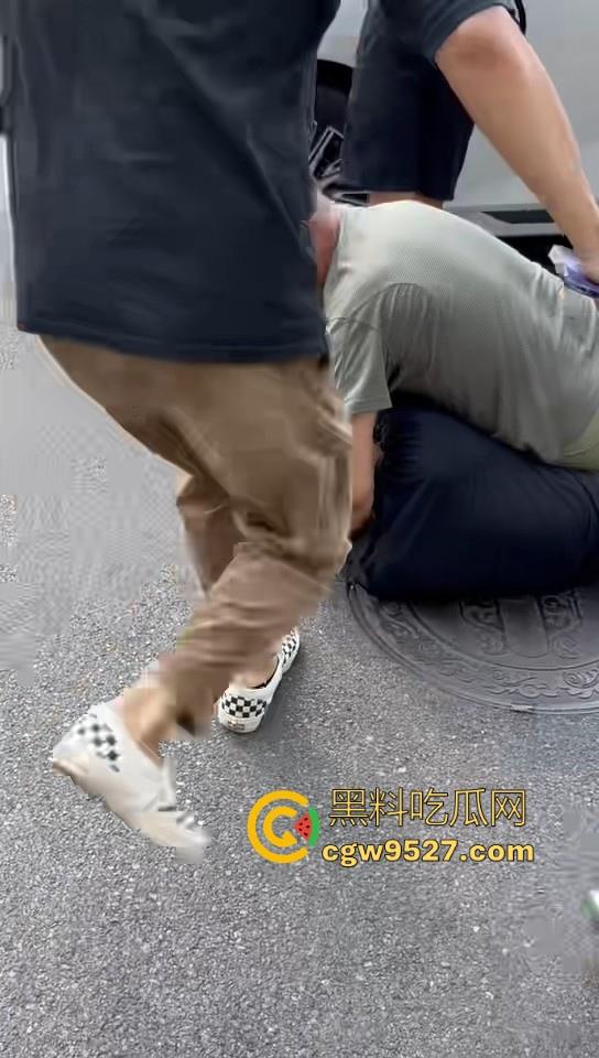 北京土豪大哥假期出游，偶遇路霸相逼停车怒骂，也不惯着他，从言语攻击到两边人马互殴，直至流血才停下！-2