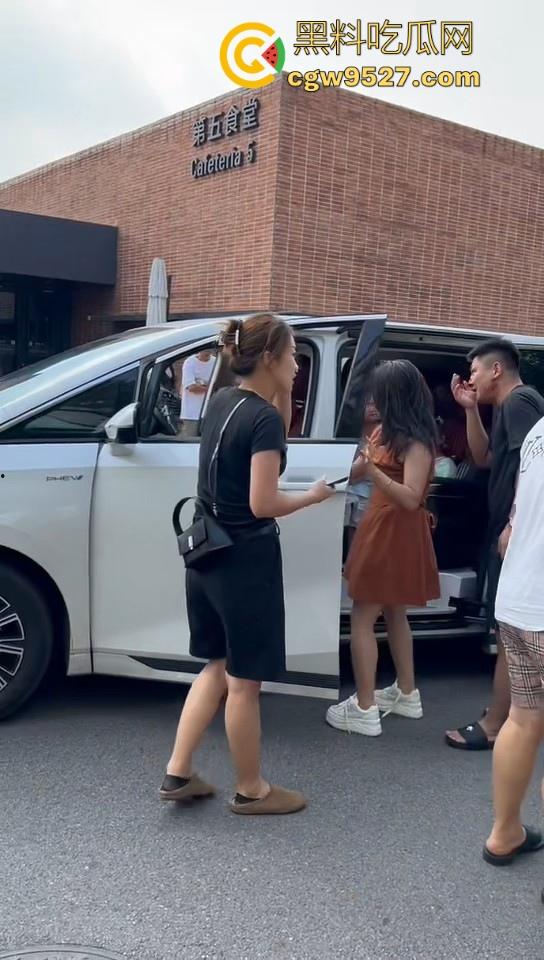 北京土豪大哥假期出游，偶遇路霸相逼停车怒骂，也不惯着他，从言语攻击到两边人马互殴，直至流血才停下！-8