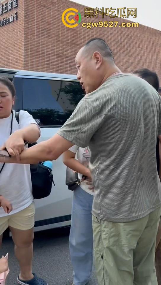 北京土豪大哥假期出游，偶遇路霸相逼停车怒骂，也不惯着他，从言语攻击到两边人马互殴，直至流血才停下！-11