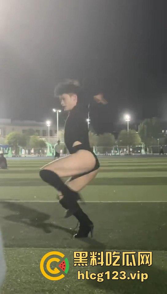 贵州铜仁男大骚0穿高跟引爆操场！大跳骚舞找主人，抖音粉丝蹭蹭涨，学校警告挡不住骚气外露！-10