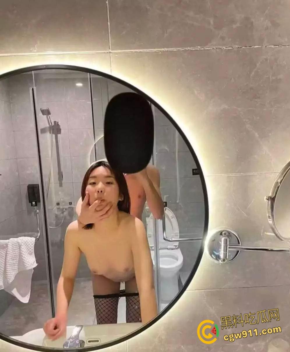 湘潭大学【刘宁】，与男友开房视频流出，清纯外表角色扮演样样都来，情趣黑丝诱惑爆棚，浴室镜前多姿势爆操！-5