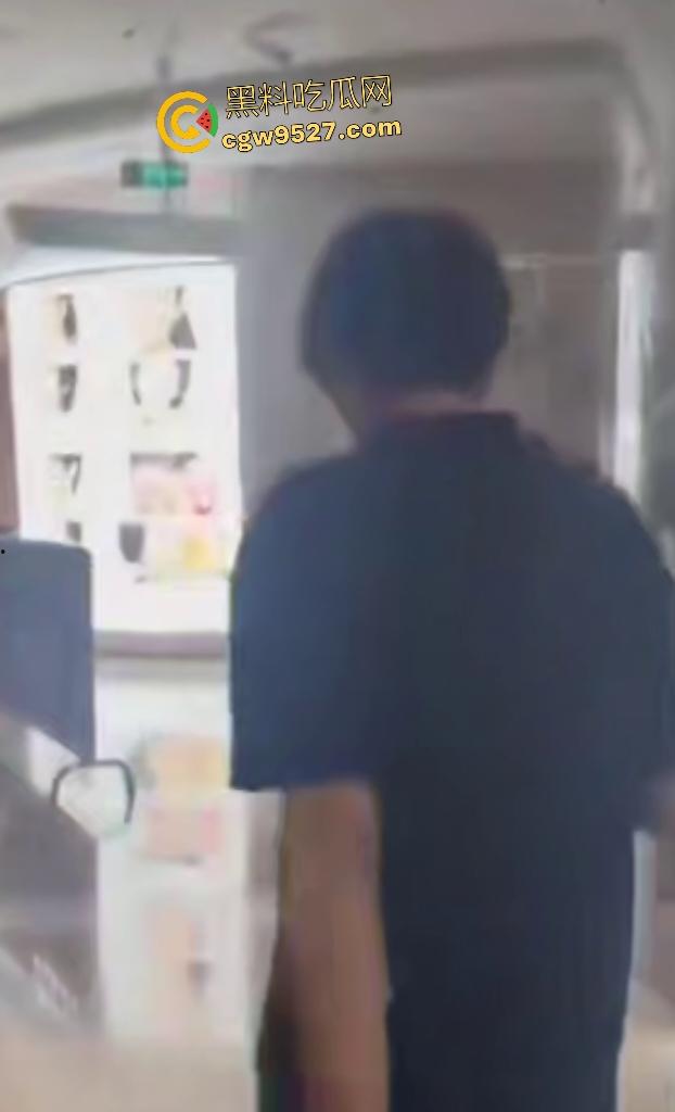 【锦一】网恋奔现见猪头？现场开骂这么肥还骗钱，说180斤都算保守了，立马打110来现场抓骗子！-2