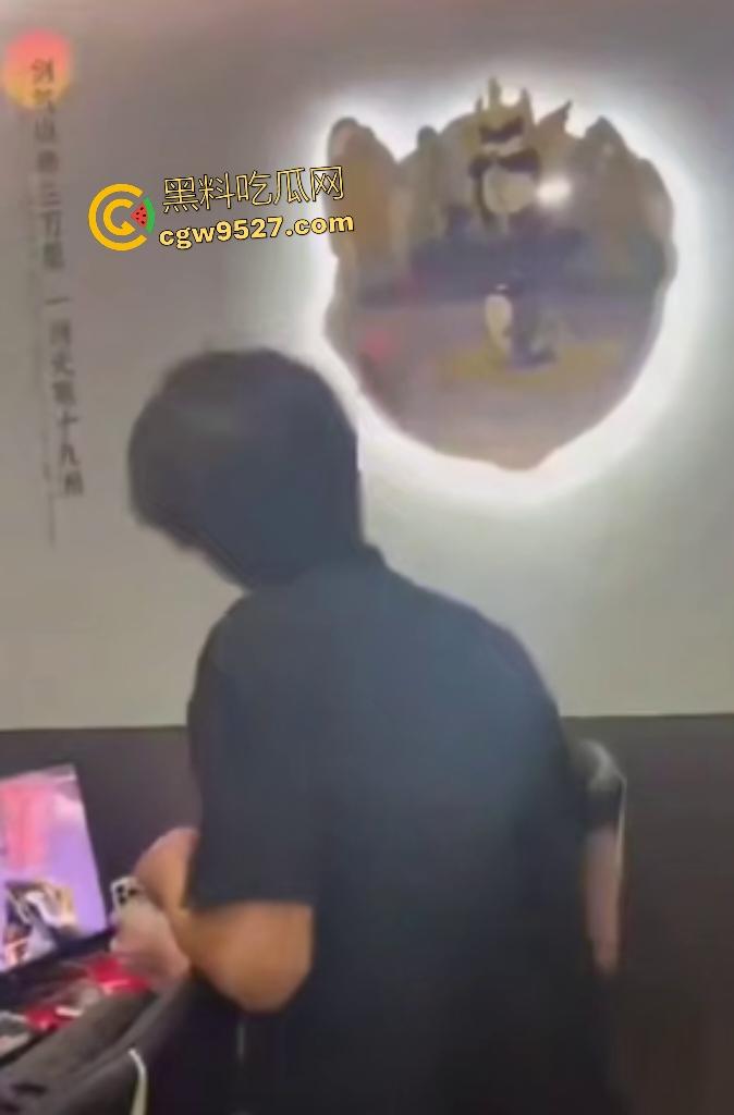 【锦一】网恋奔现见猪头？现场开骂这么肥还骗钱，说180斤都算保守了，立马打110来现场抓骗子！-3