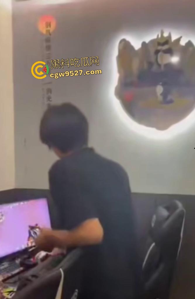 【锦一】网恋奔现见猪头？现场开骂这么肥还骗钱，说180斤都算保守了，立马打110来现场抓骗子！-4