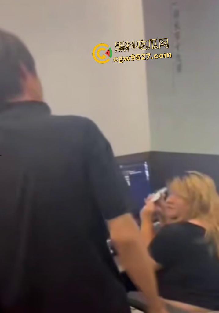 【锦一】网恋奔现见猪头？现场开骂这么肥还骗钱，说180斤都算保守了，立马打110来现场抓骗子！-6