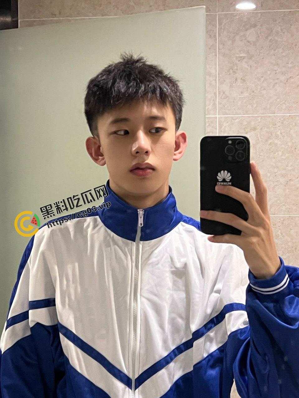 外国语学院肌肉男白袜帅气学长自慰打飞机  人帅屌大-1