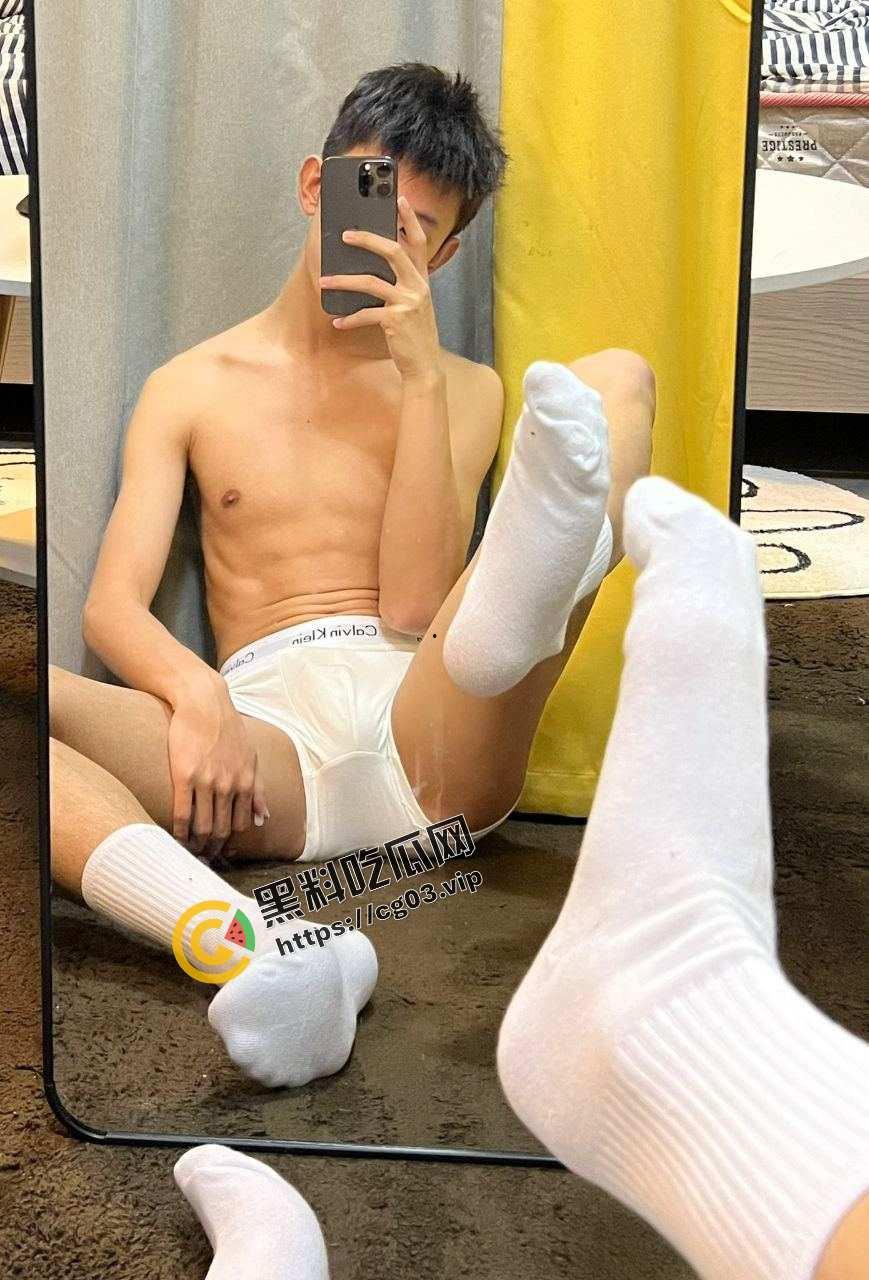 外国语学院肌肉男白袜帅气学长自慰打飞机  人帅屌大-5