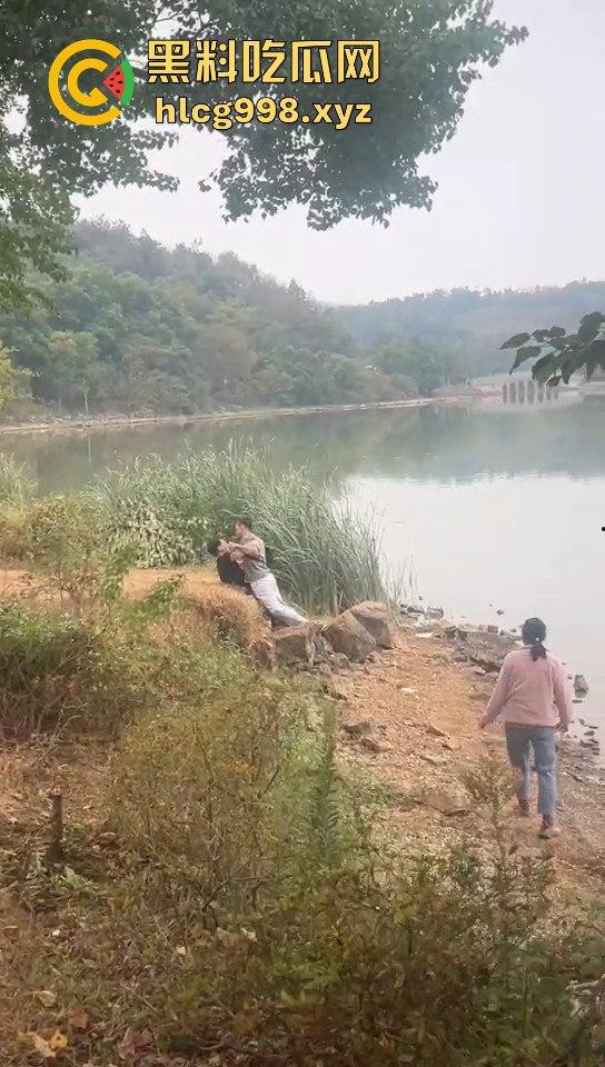 武汉狂躁男东湖发疯,打黑衣男打成筛子,女生鞋子手机丢湖里,差点逼得她跳水自尽!-2