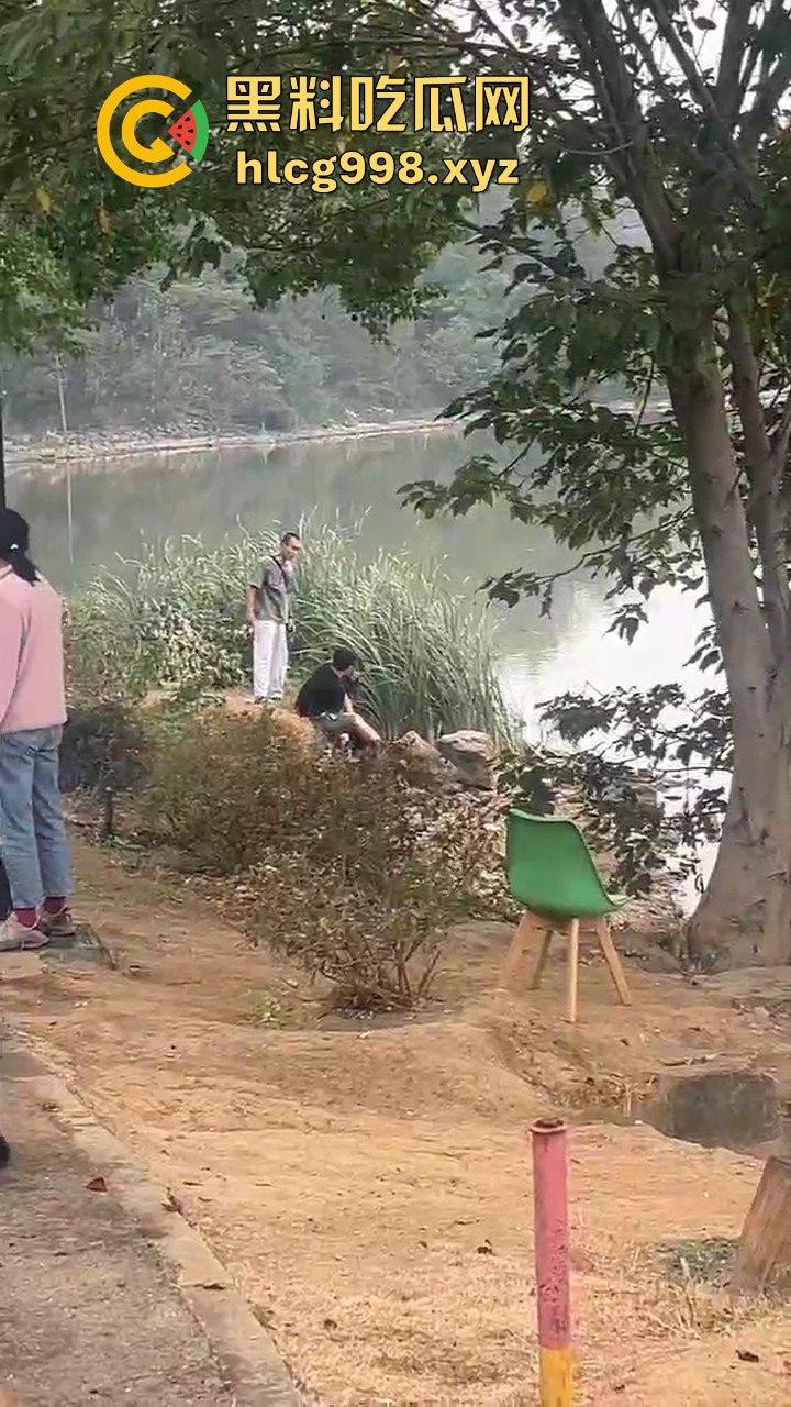 武汉狂躁男东湖发疯,打黑衣男打成筛子,女生鞋子手机丢湖里,差点逼得她跳水自尽!-6