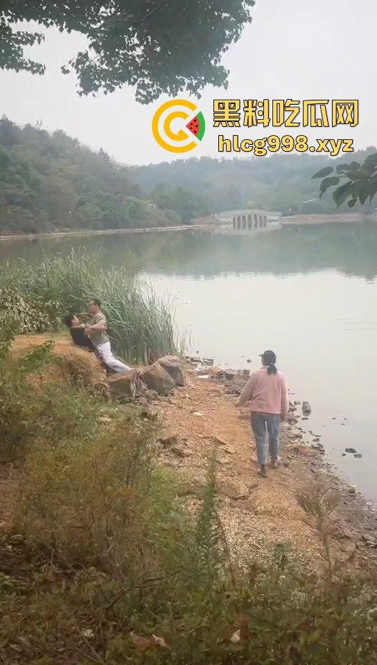 武汉狂躁男东湖发疯,打黑衣男打成筛子,女生鞋子手机丢湖里,差点逼得她跳水自尽!-7