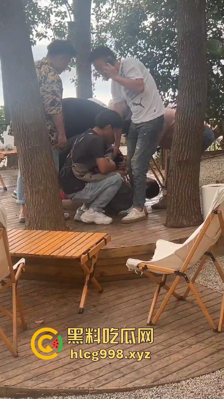 武汉狂躁男东湖发疯,打黑衣男打成筛子,女生鞋子手机丢湖里,差点逼得她跳水自尽!-10