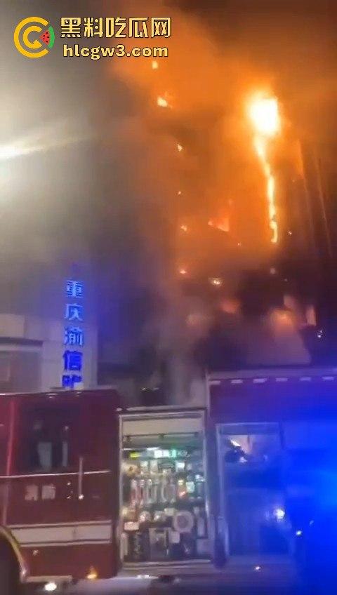 重庆南坪江南装饰城突发火灾！火光冲天令人心惊，愿所有人都能平安无事！-3