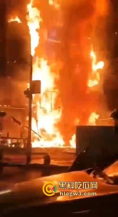 重庆南坪江南装饰城突发火灾！火光冲天令人心惊，愿所有人都能平安无事！-6