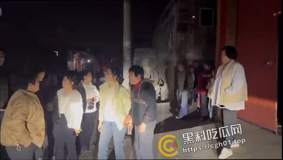 河北定州捉奸大战 被婆婆捉奸车震 带人上门大战 犹如黑帮大战现场 前排吃瓜-5