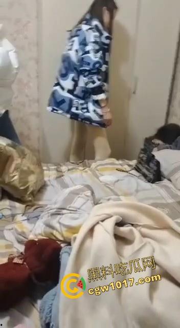 蛇毒心肠啊！高挑美女上门寻仇群殴，上来就是一脚，直接围在角落打，身材这么好的小美，想不到是这样的人啊！-6