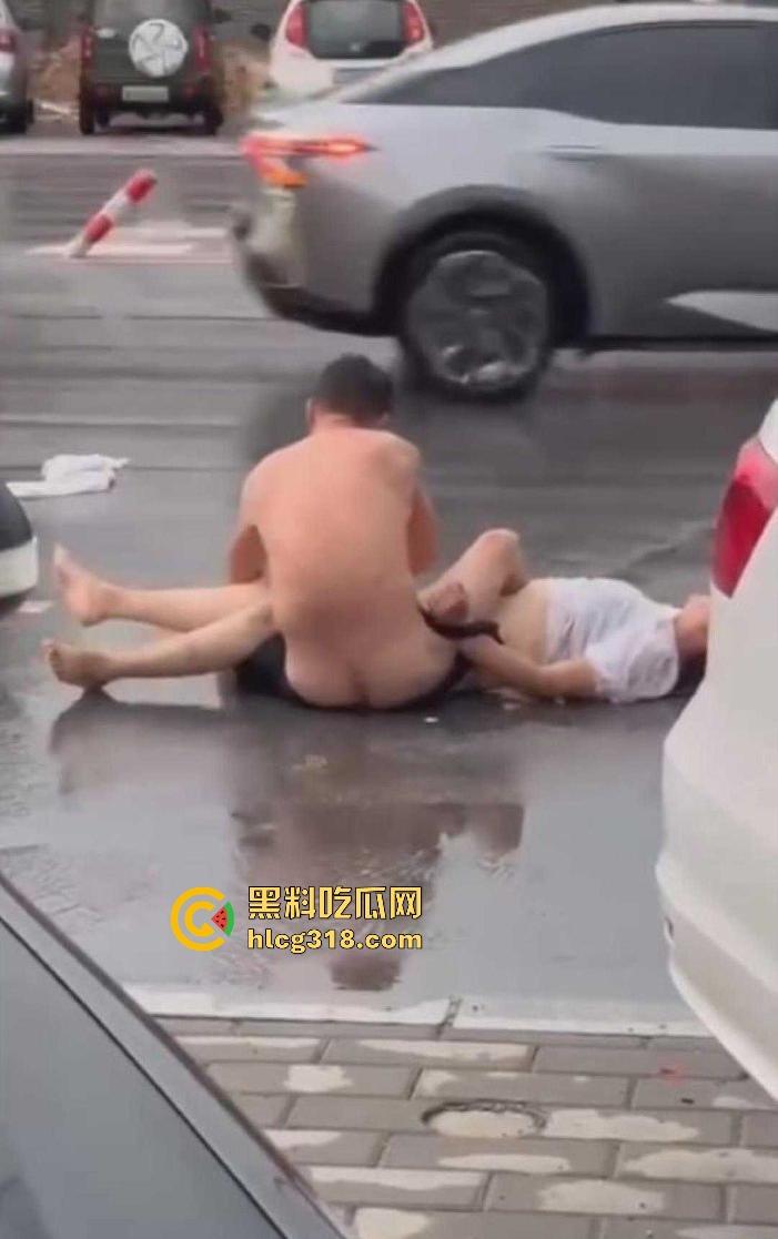 奇葩夫妻当街吵架，女方吵输了当街躺下耍赖，边吵还边脱衣服，真不把别人当外人啊！-2