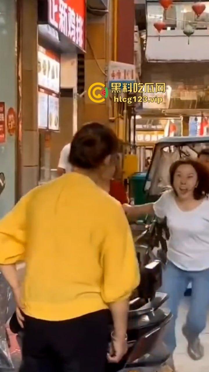 拳头硬了！河南漯河一怀孕女子打砸店铺 持刀行凶  怀了个太子吗？这么牛逼？现场撒泼视频看怒了-4