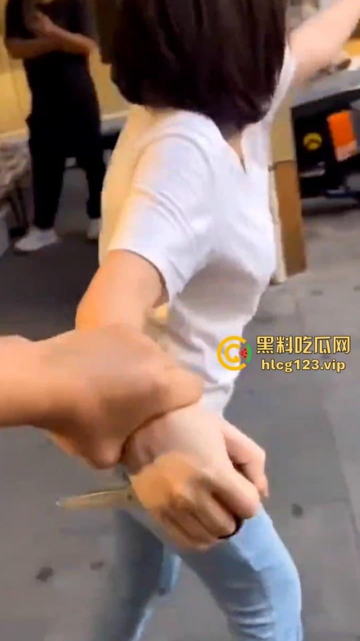 拳头硬了！河南漯河一怀孕女子打砸店铺 持刀行凶  怀了个太子吗？这么牛逼？现场撒泼视频看怒了-9