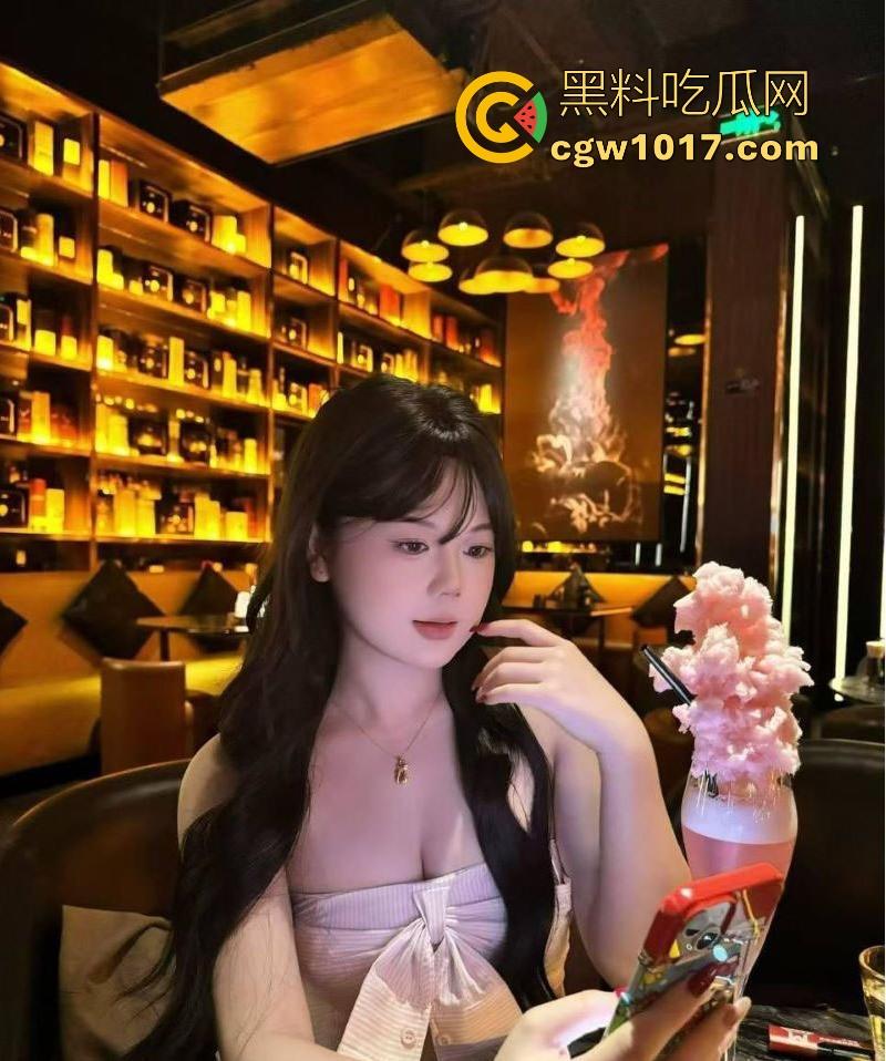 积目约炮湖南超骚小母狗，逼痒难耐寻求爸爸调教，刚到酒店就裸聊扣骚穴勾引，这不操他真是天理难容啊！-2