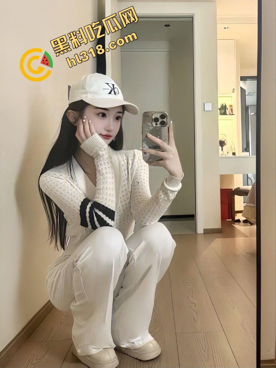 瓜友投稿牛仔裤剪开直接操，和大学同学开房欲望憋炸，撕碎裤子疯狂内射，原来这样操更有味道！-1