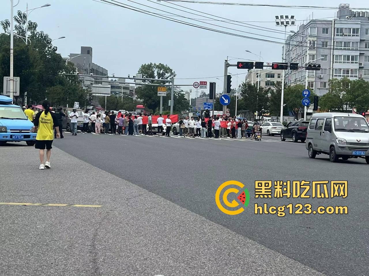 讨薪没错，但拦路等于找事！拦了路？特别人员分分钟把你请去喝茶！-7