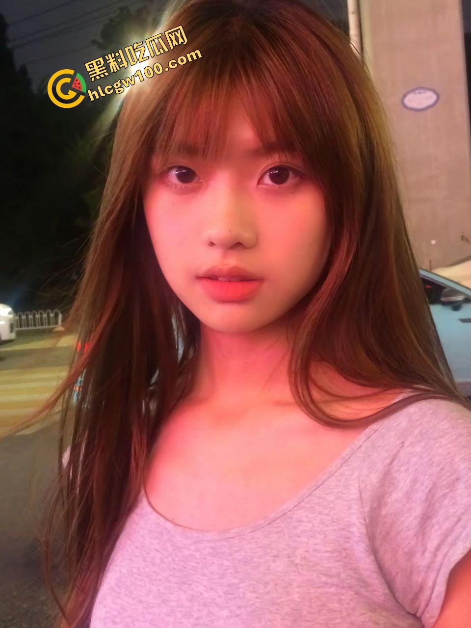 武汉职业技术学院反差骚婊【王楚茜】私底下的淫乱痴女，分手遭男友曝光骑乘性爱！独家流出！-1