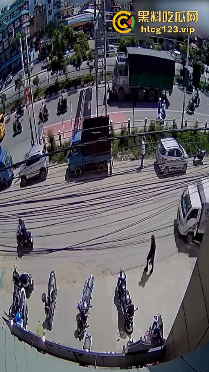 血腥慎点！太惨烈！尼泊尔一男子遭货车碾压拖行 “肠子都出来了！”-1