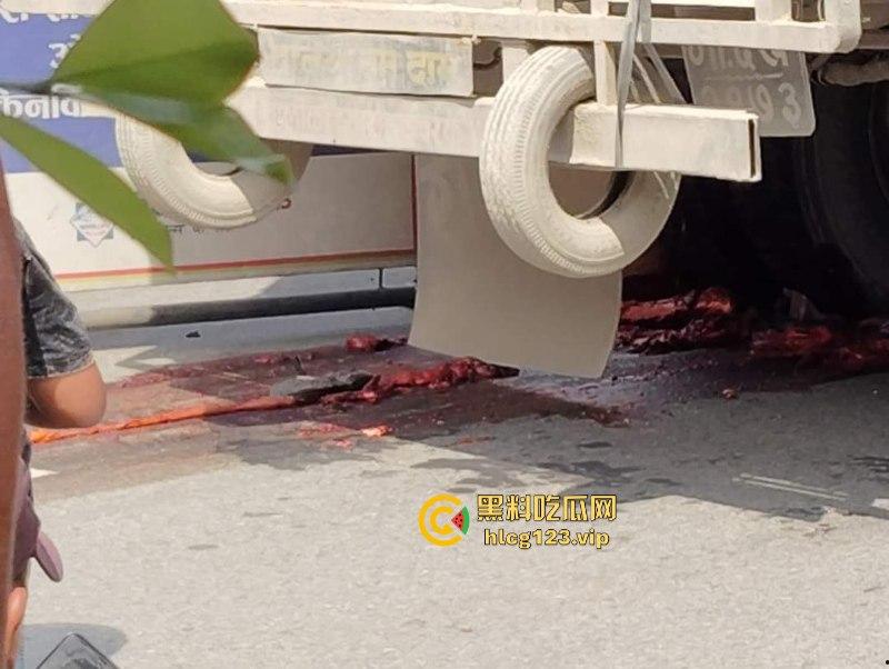 血腥慎点！太惨烈！尼泊尔一男子遭货车碾压拖行 “肠子都出来了！”-2