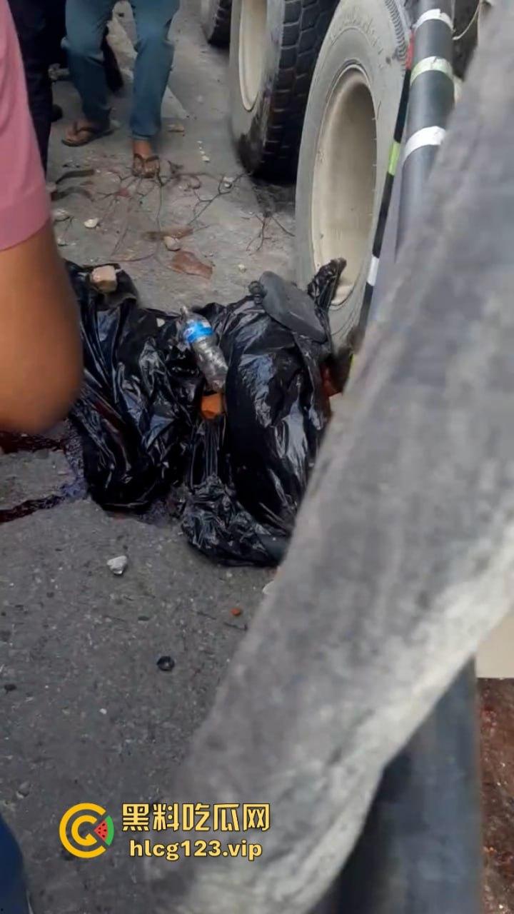 血腥慎点！太惨烈！尼泊尔一男子遭货车碾压拖行 “肠子都出来了！”-7