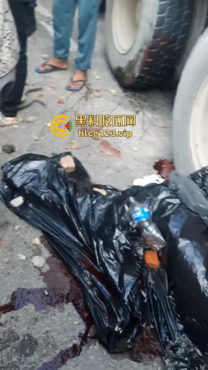 血腥慎点！太惨烈！尼泊尔一男子遭货车碾压拖行 “肠子都出来了！”-9