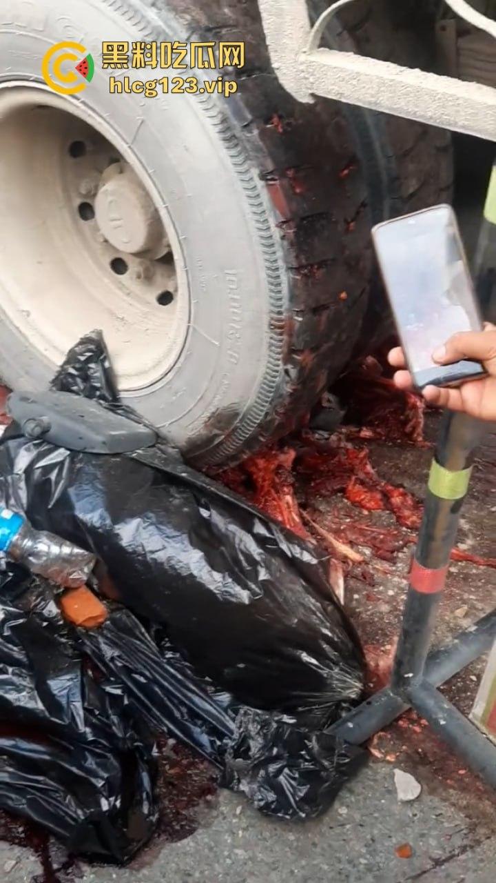 血腥慎点！太惨烈！尼泊尔一男子遭货车碾压拖行 “肠子都出来了！”-10