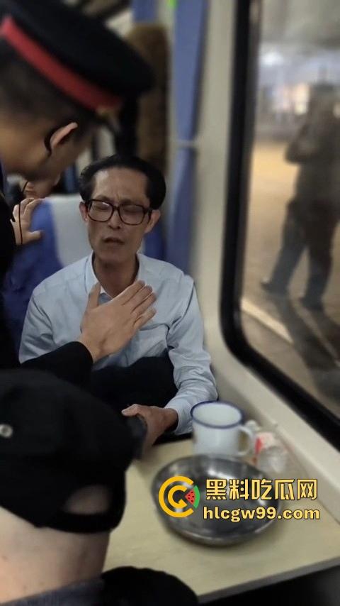 上海到东北的火车上演现实版权力秀，大叔仗着儿子是公安，嚣张跋扈，大姐当场怒怼公安就能无法无天？-8