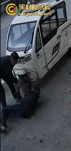 江西樟树大桥乡逆子为了房产打父亲，天理难容！孙子看到监控曝光畜生父亲。-4