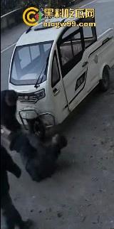 江西樟树大桥乡逆子为了房产打父亲，天理难容！孙子看到监控曝光畜生父亲。-5