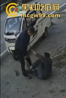 江西樟树大桥乡逆子为了房产打父亲，天理难容！孙子看到监控曝光畜生父亲。-9