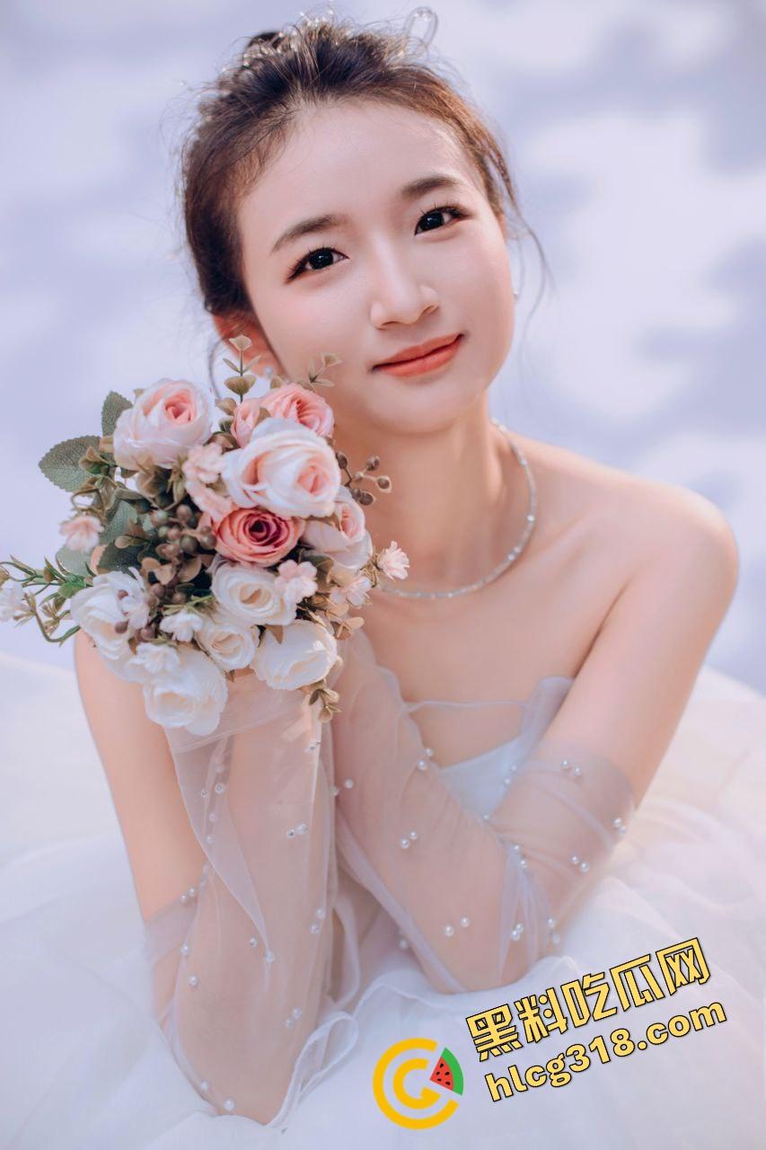 出轨上头后被玩成牲口，已婚白衣人妻『林妍』沦为情欲母狗，夜夜被炮友爆操调教，蹲地舔棒成奴隶！-9